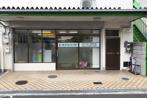 施設の正面玄関