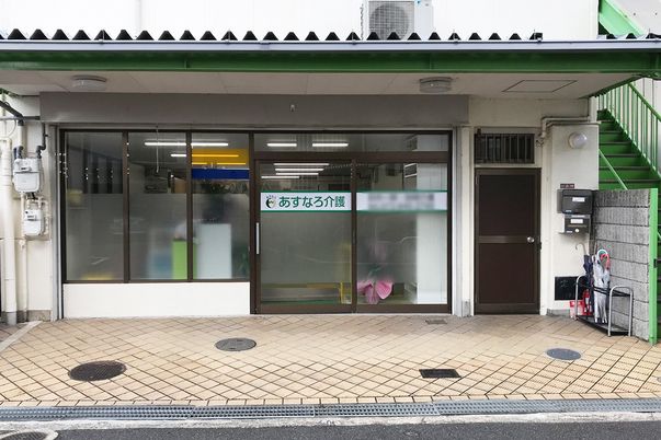 施設の正面玄関