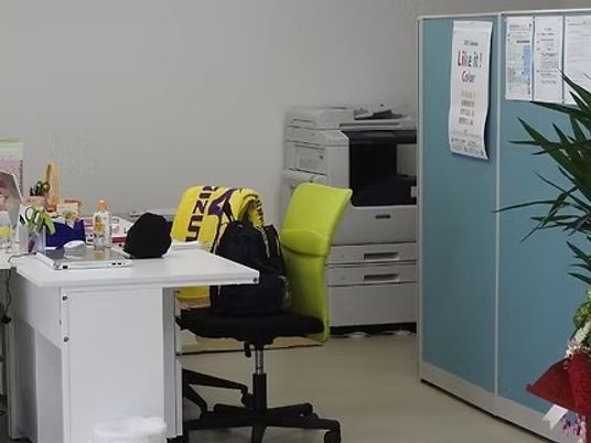 事務机のある休憩室  