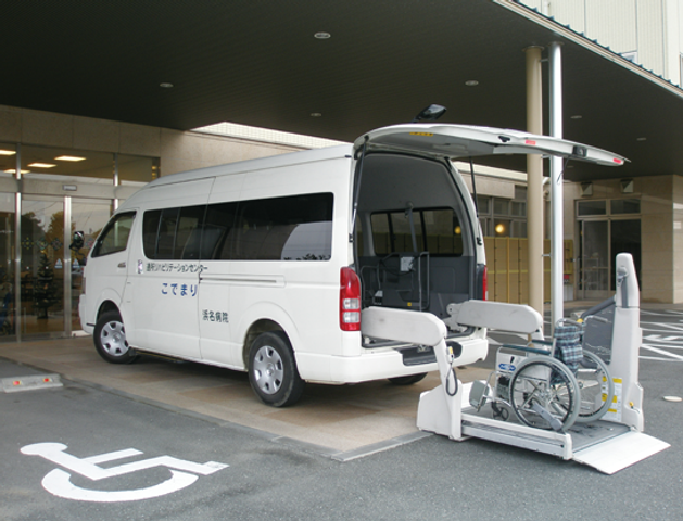 送迎用ワゴンのエントランス エントランス 車椅子の方も安心して利用できる便利な送迎用ワゴンです。施設の出入りがスムーズに行えます。
