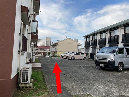 駐車場と建物外観  