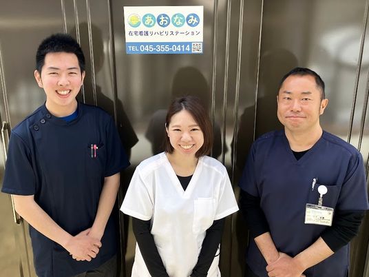 スタッフ3人の玄関前  
