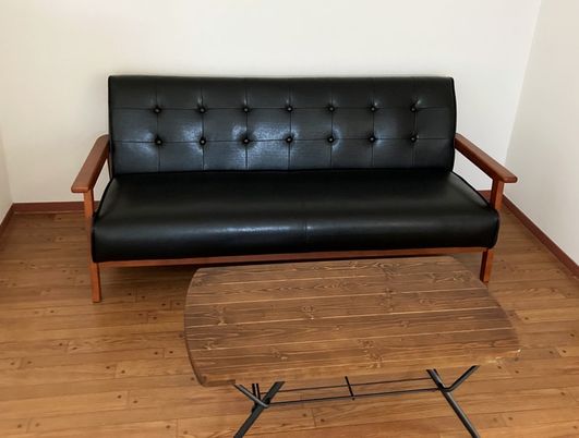 木製テーブル付きソファのある部屋  