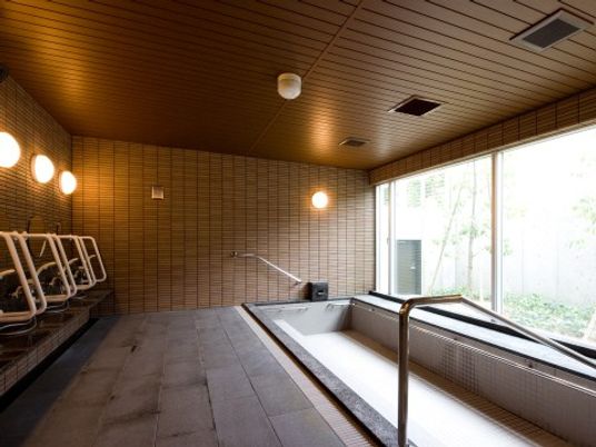 ゆったりした清潔な浴室