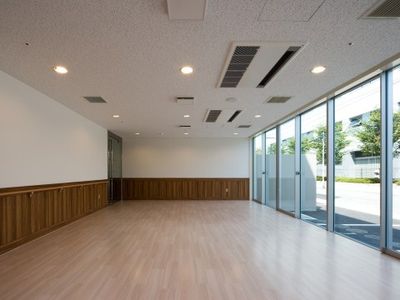 明るい多目的室でのお仕事