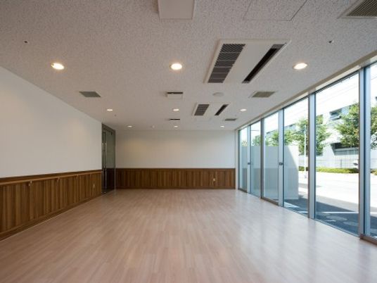 明るい多目的室でのお仕事