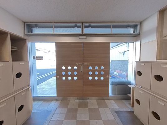 エントランスの明るい空間