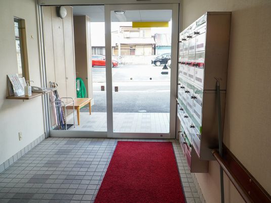エントランスの明るい景色
