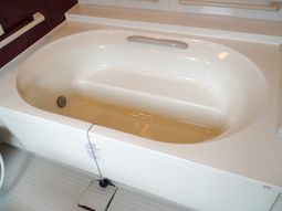 清潔な浴室のバスタブ
