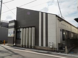 施設のシックな外観