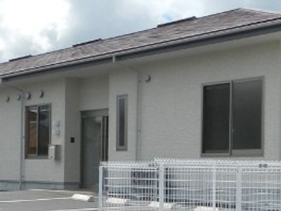 シンプルな建物の外観