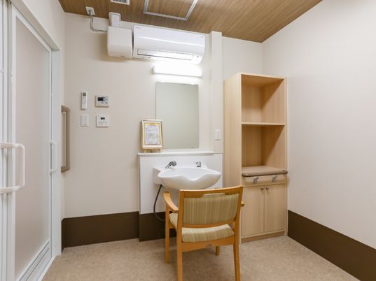 洗面台と手すりのある居室