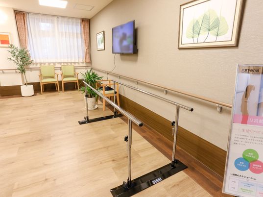 リハビリ用バーのある廊下