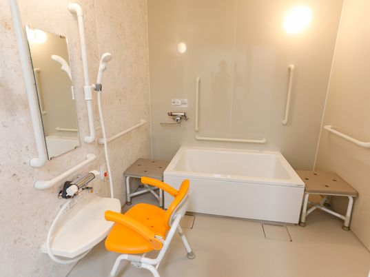 手すり付き浴室施設