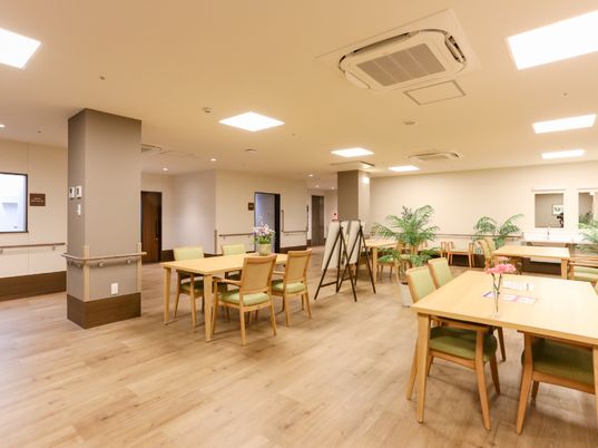 広々とした共有ラウンジ