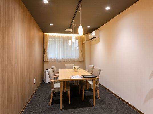 暖かみのある応接スペース