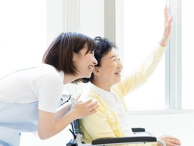 高齢者支援する優しいスタッフ