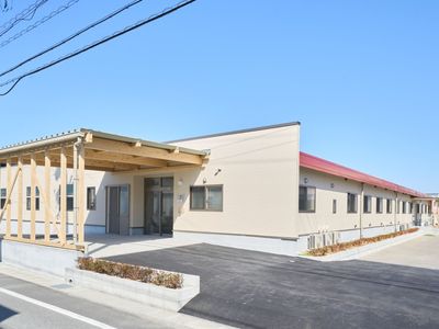 新しい外観の施設