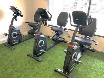 エアロバイクが並ぶ室内