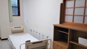 清潔なベッドのある居室