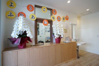 受付風景の木目調カウンター