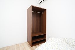 シンプルな洋室のクローゼット