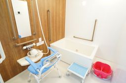 バリアフリー設計の浴室
