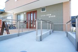 明るいエントランス外観