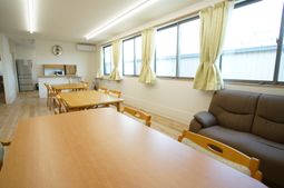 共有スペースの明るい部屋