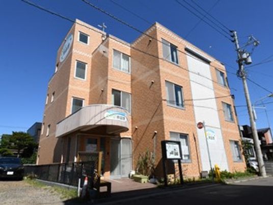 温かみのある外壁の建物