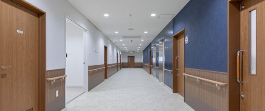 安全に配慮した広い廊下