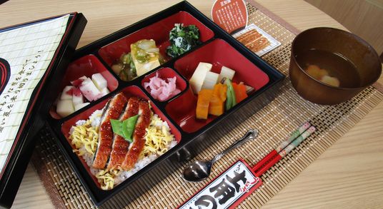 色とりどりの料理の膳