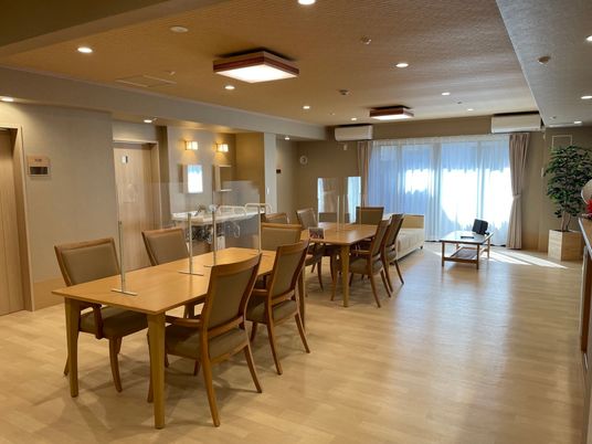 明るい居室の様子