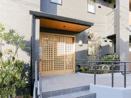 モダンな外観の入口