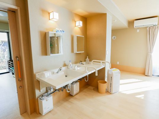 明るく広々とした洗面台