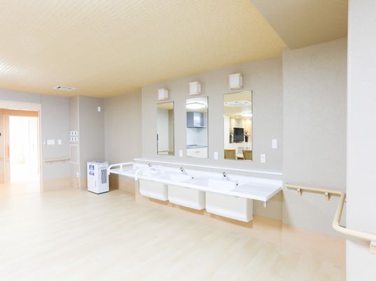 広々とした洗面台のある空間