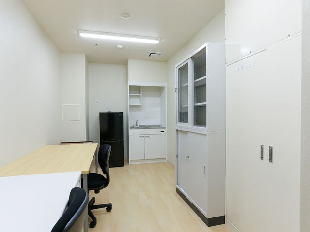 シンプルな居室内観 スタッフルーム きれいに整えられた居室です。シンプルなデザインで日常の業務に集中できる空間となっています。