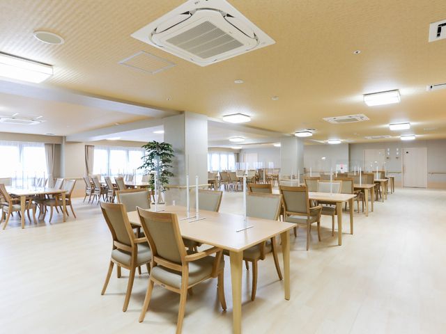 広々とした食堂空間 共有スペース 採光が豊かで開放的な空間の食堂は、日々のコミュニケーションの場としても最適です。温かな色合いの家具が、居心地の良さを演出しています。