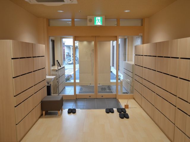 明るいエントランスの様子 エントランス 清潔感あふれるエントランスです。広々とした空間が、皆様を温かく迎え入れます。