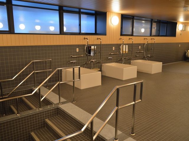 手すり付き浴室の様子 浴室 手すりが設置された広々とした浴室です。安全に配慮した設計で、利用者の方々が快適にお使いいただけます。
