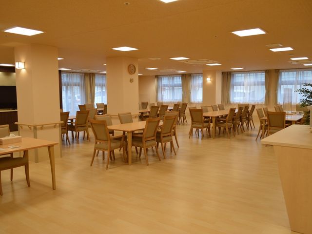 広々とした明るい食堂 食堂 広々とした食堂では、明るく落ち着いた雰囲気の中で食事をお楽しみいただけます。過ごしやすい環境が整っており、就業をご検討の方にもおすすめです。