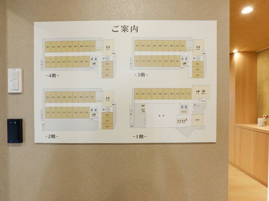 案内板のある壁面