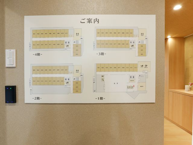 案内板のある壁面 展示物 清潔感のある壁面に配された案内板は見やすく、ご利用者様が自立した行動を支えます。