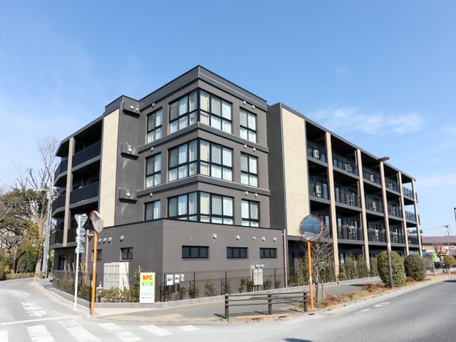 新築っぽい建物の外観 外観 新しい建物の外観は、清潔感があり、多くの窓が自然光を取り入れています。働く環境としても明るく、快適な雰囲気を提供していることでしょう。