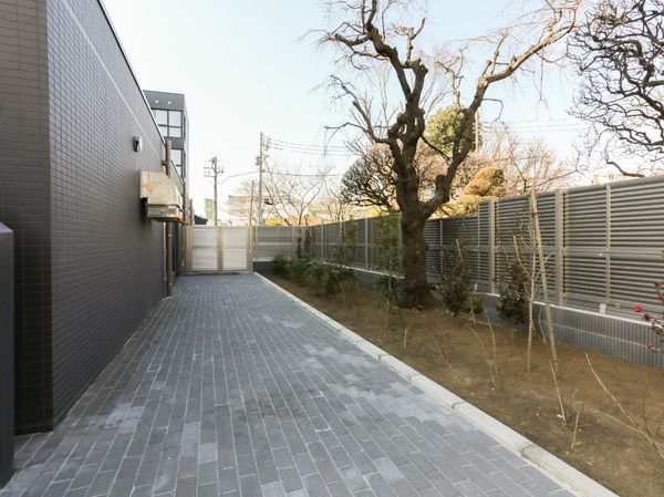 庭を備えた施設外観