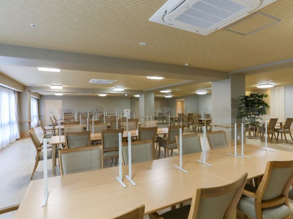 広々とした明るい食堂