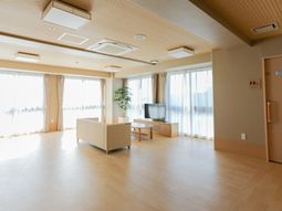 広々とした明るいラウンジ
