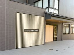 エントランスの壁面看板