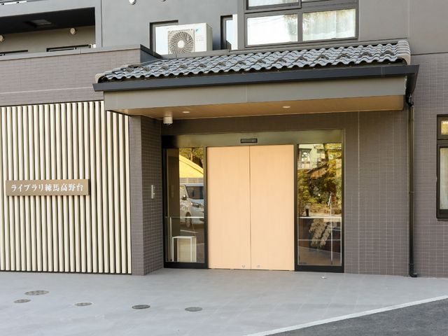施設のエントランス外観 外観 清潔感のあるエントランスは、訪れる方々を温かく迎えます。ゆとりのスペースで安心してご利用いただける作りとなっています。