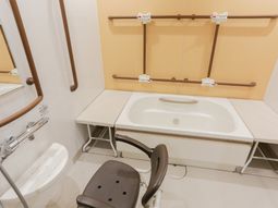 手すりつき洗面所施設